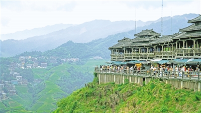 8月27日,在廣西桂林市龍勝各族自治縣大寨村,前來觀看龍脊梯田的游客絡繹不絕。