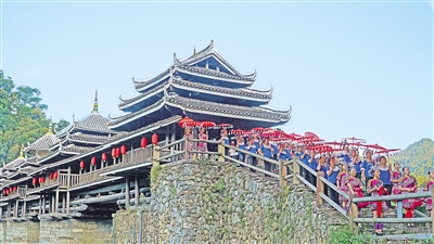 8月26日,三江侗族自治縣程陽八寨景區。程陽八寨位于三江侗族自治縣林溪鎮,立足中國侗族原生態旅游資源,通過旅游銷售油茶、茶葉、侗族工藝品等提高群眾收入。