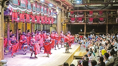 8月27日,在廣西桂林市龍勝各族自治縣龍脊鎮黃洛瑤寨,紅瑤姑娘表演曬紅衣,紅瑤梳長發等特色活動。黃洛瑤寨共有83戶,348人,獲評“首批中國少數民族特色村寨”。