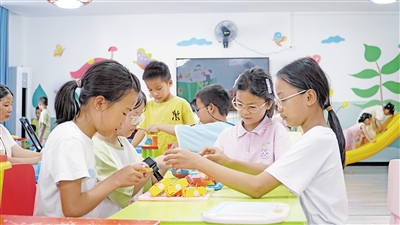 柳州市三江侗族自治縣古宜鎮南站社區兒童活動室,小朋友在玩游戲。